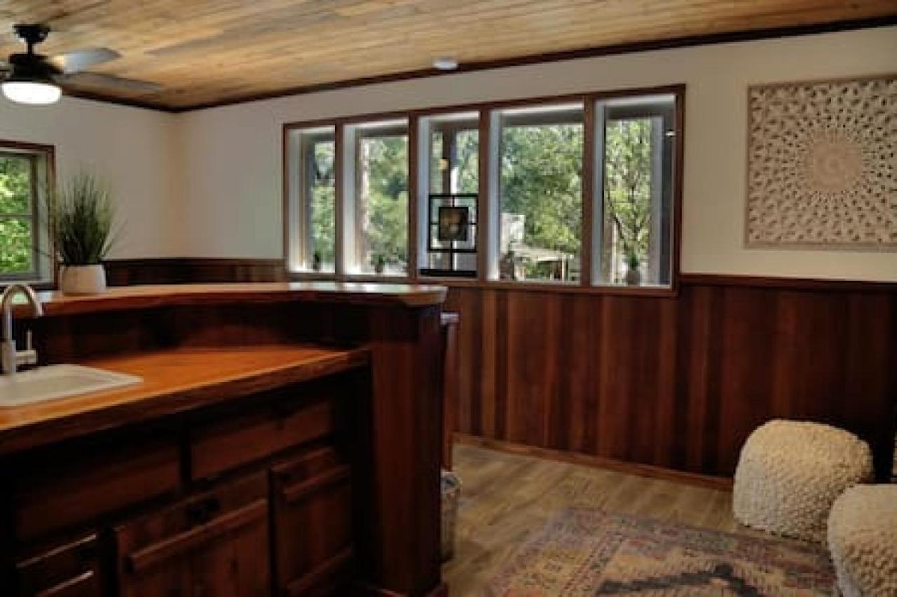 Hobbit House - Charming In Town Villa Айдълуайлд Екстериор снимка